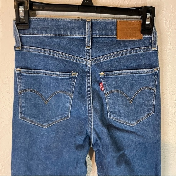 LEVI’S 724 High Rise Straight Crop Jeans in New York Brawl Medium Wash - Picture 9 of 10